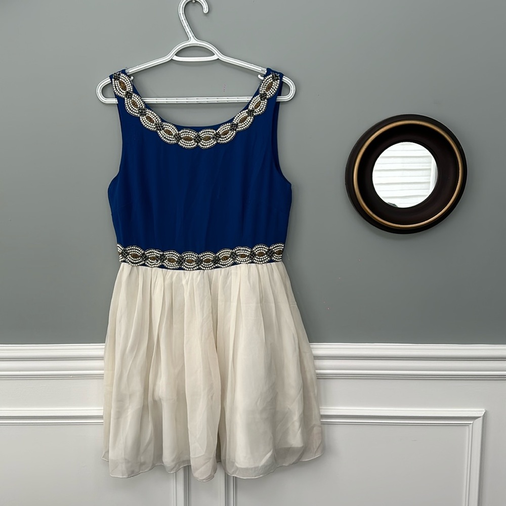 Sleeveless blue elegant dress